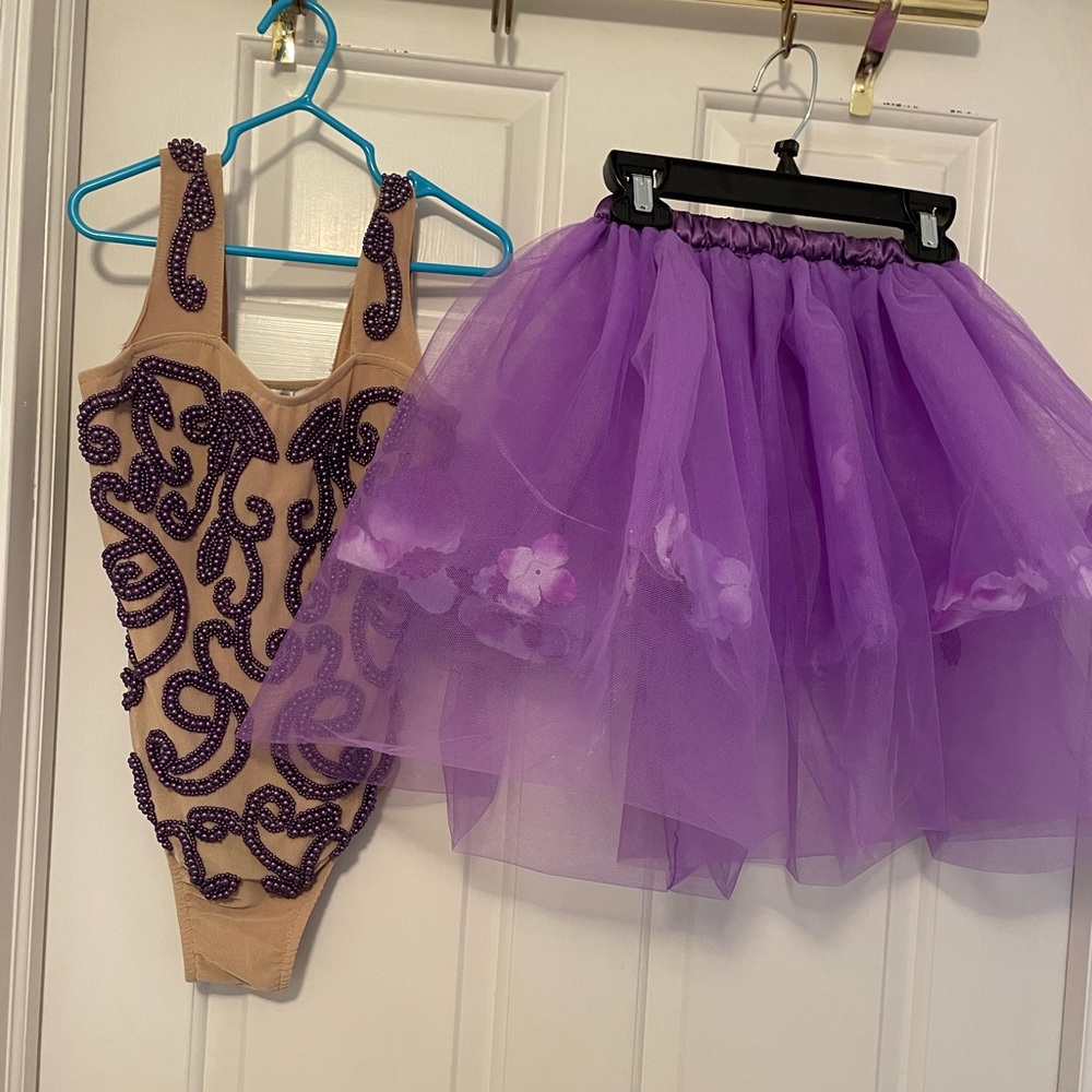 Girl’ dance costume. M (6-8)